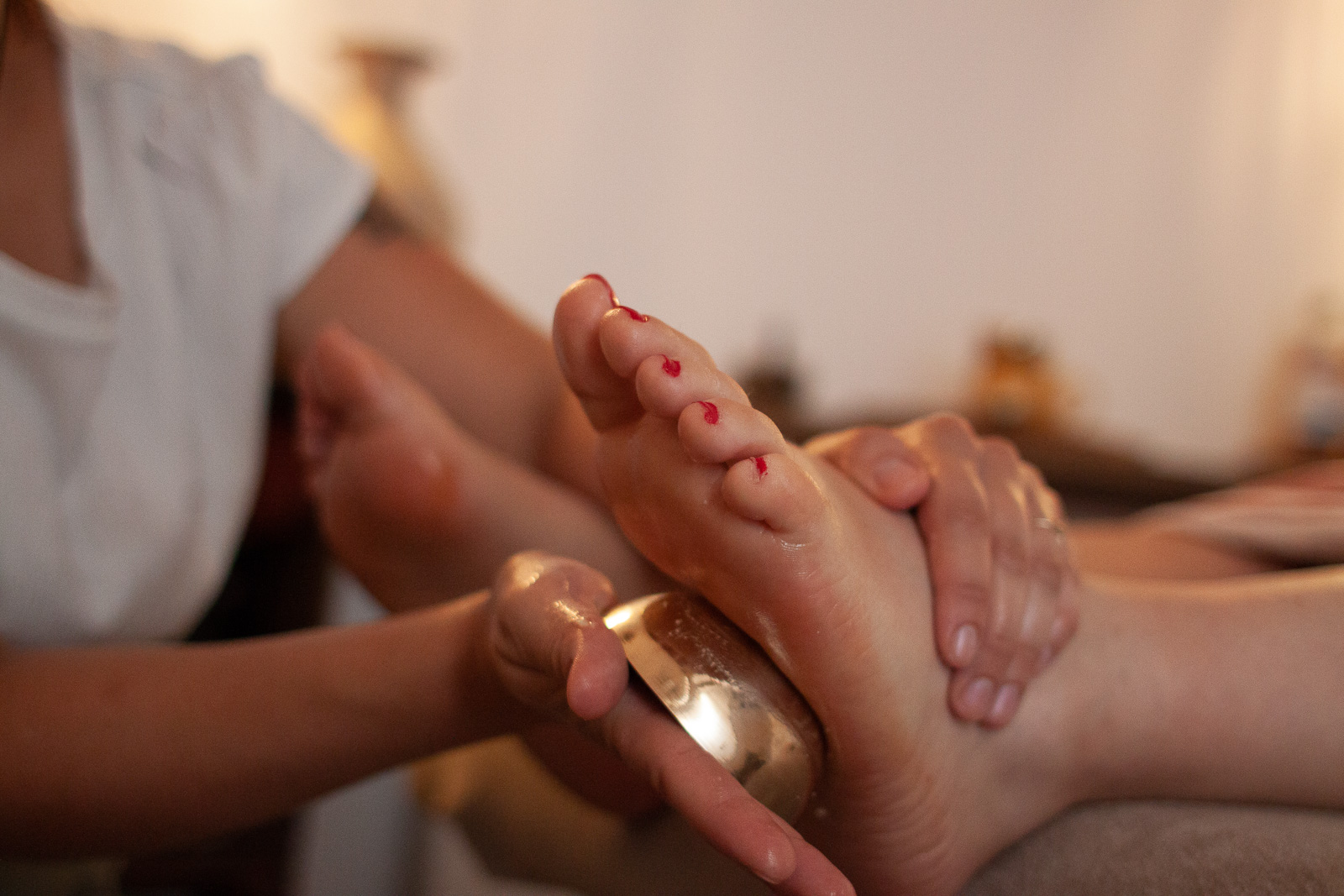 Massage ayurvédique des pieds Padabhyanga avec bol Kansu